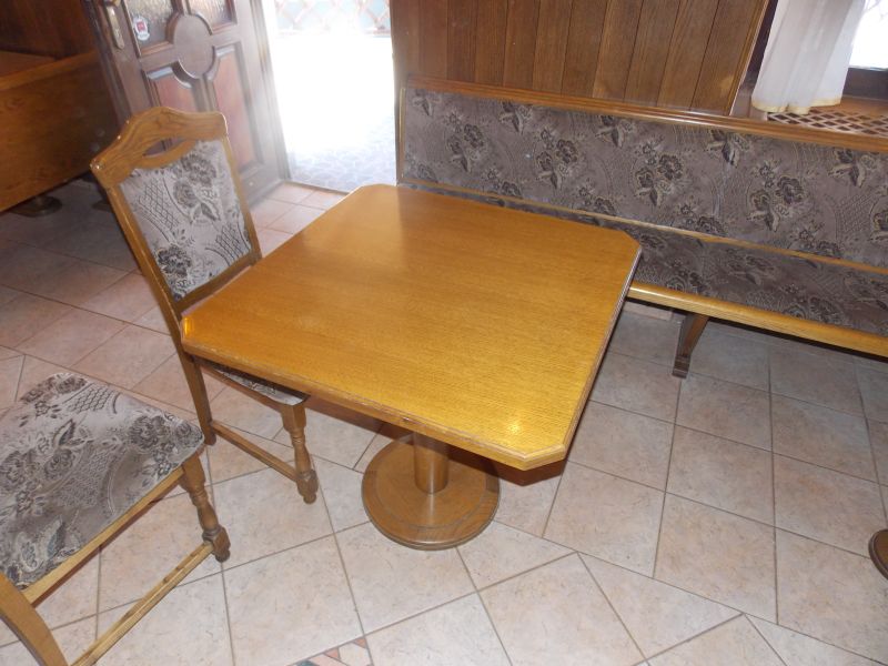 Rabljeni stoli in mize iz masivnega lesa